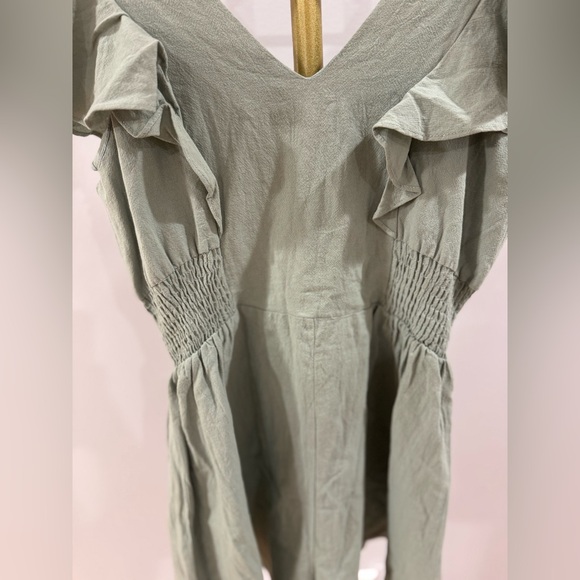 LULUβs β’ Sage Button-Detail Romper - Picture 5 of 10